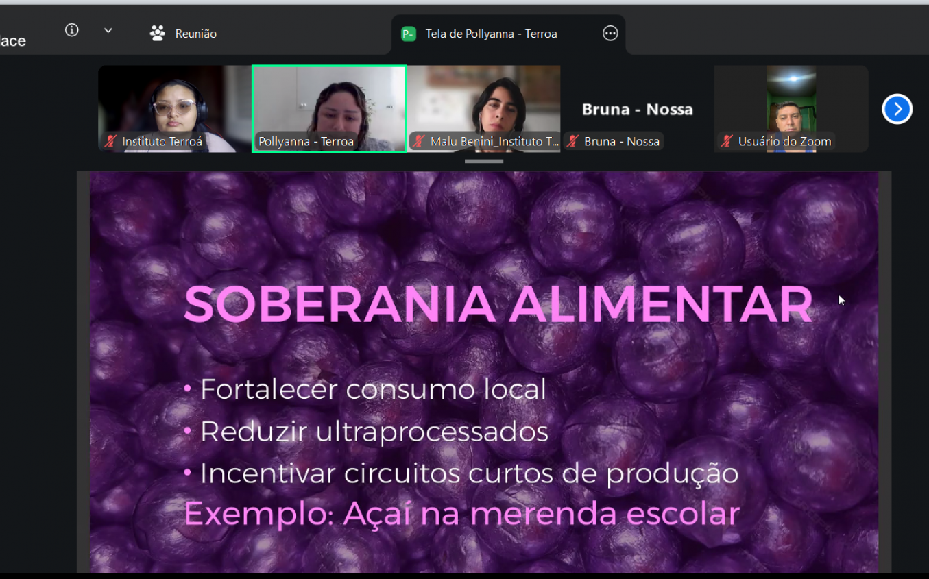 Diversas cestas cheias da fruta açaí
