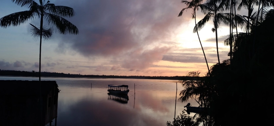 Foto barco no lago ao por do sol