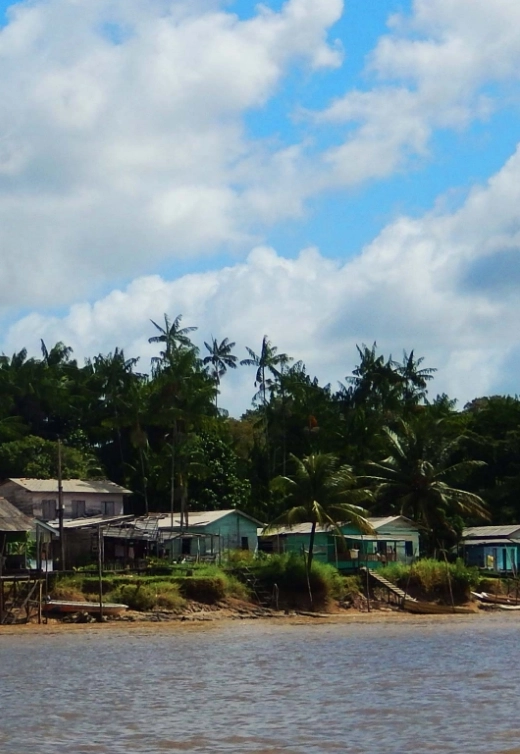 Foto vila à beira rio